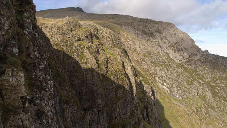 Cliffs of Y Garn from Twll Du path