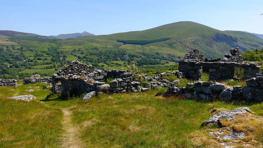 Ruined buildings on Moel Tryfan