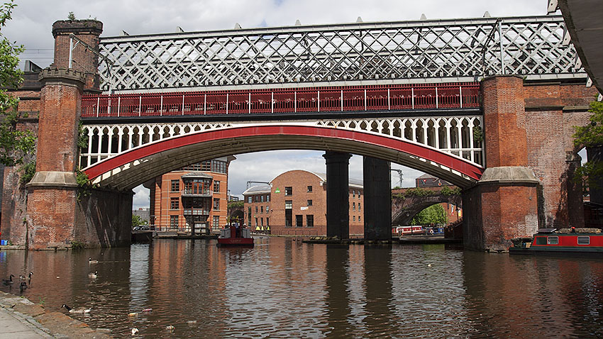 Rail bridge at Castlefield basin Rail bridge at Castlefield basin