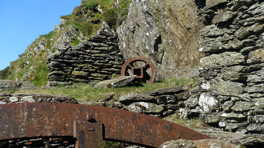 Y Lliwedd mine ruins and ironwork Y Lliwedd mine ruins and ironwork