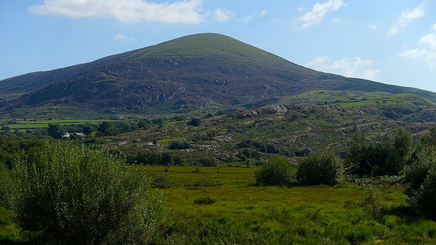 Approaching through the foothills towards Moelfre