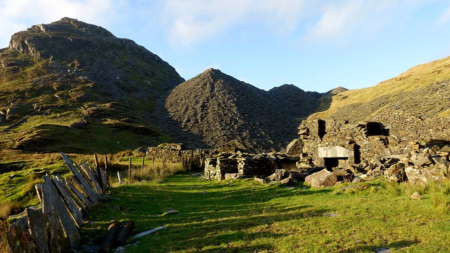 Dawn light on Foel Ddu & quarry ruins